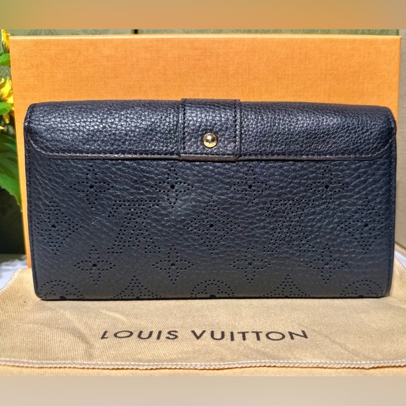 🔥SOLD🔥LOUIS🌻VUITTON Mahina Taiga Portofeuillis Wallet W/Box,Dust-bag & Chain - Picture 5 of 17